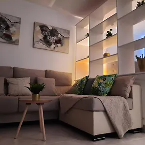 https://edwards-house-tenerife-small-flat-in-adeje-town.tenerifehoteles.net